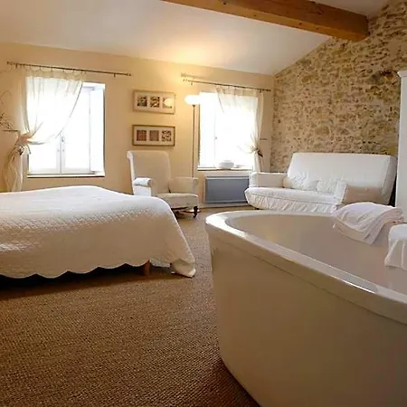 Guest house La Maison Vieille Maison D'Hotes & Gites 3*